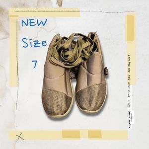 NWOT army green tennis shoes